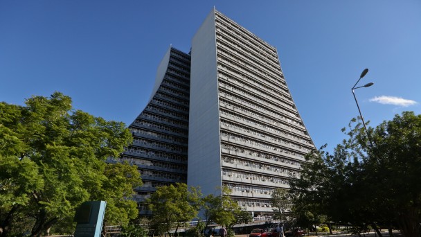 Imagem frontal dos dois prédios do Centro Administrativo Fernando Ferrari do Rio Grande do Sul