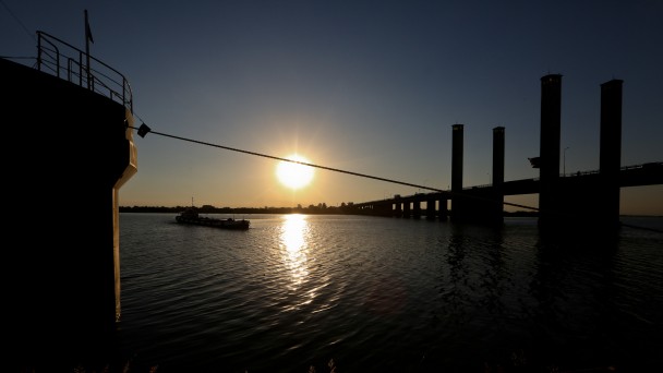 Imagem da ponte do Rio Guaíba com por do sol ao fundo