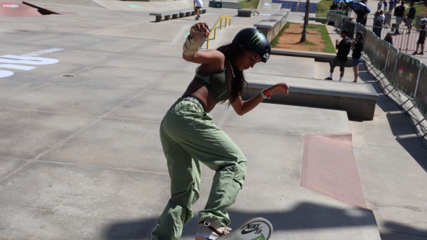 Rayssa Leal, com calça verde e top preto, faz manobra durante a final da competição da modalidade