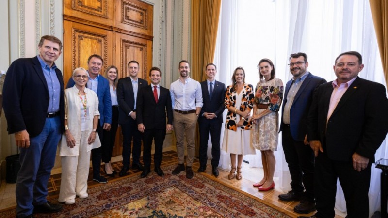 Representantes do Consulado da Itália e da Câmara Brasil-Itália, além de secretários e deputados, participaram do encontro