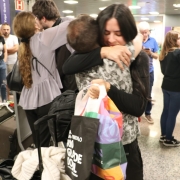 Passageiros foram recebidos com abraços de familiares e amigos e lembranças da Setur