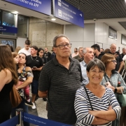 Passageiros foram recebidos com abraços de familiares e amigos e lembranças da Setur