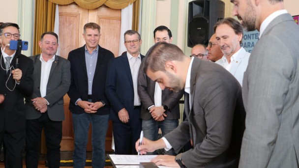 Ato contou com a assinatura de prefeitos, deputados e representantes dos municípios argentinos